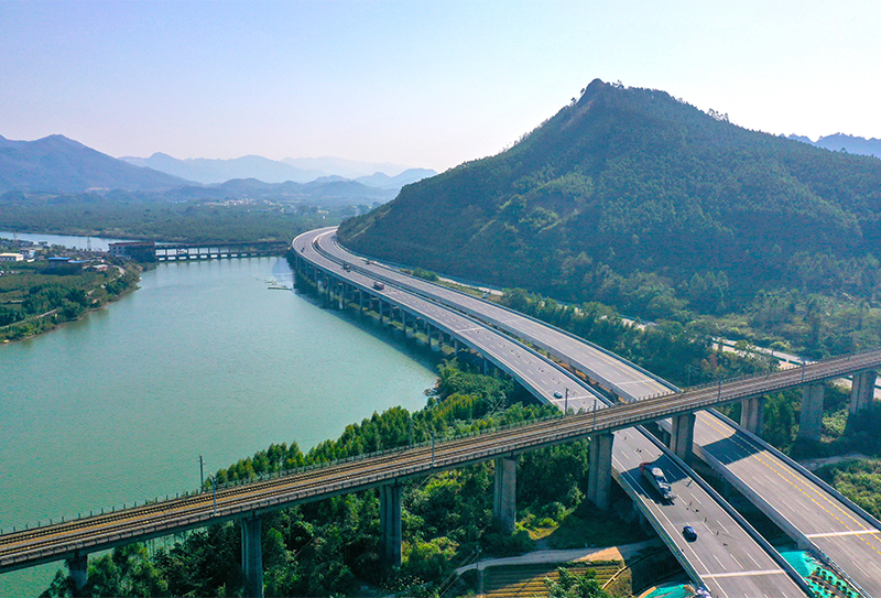 下穿衡柳高鐵的巨龍——桂林至柳州高速公路改擴建項目龍溪高架特大橋.jpg 下穿衡柳高鐵的巨龍——桂林至柳州高速公路改擴建項目龍溪高架特大橋.jpg