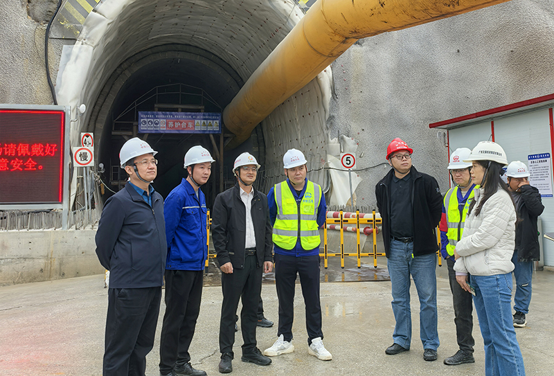 深入樂(lè)業(yè)隧道施工現(xiàn)場(chǎng)檢查.jpg 深入樂(lè)業(yè)隧道施工現(xiàn)場(chǎng)檢查.jpg