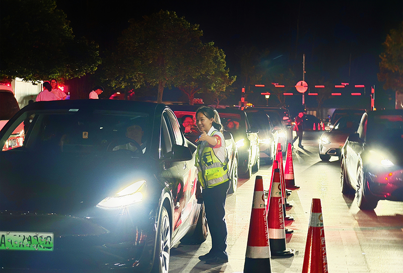 圖片1:現(xiàn)場管理員引導(dǎo)車輛駛?cè)敕?wù)區(qū).jpg 圖片1:現(xiàn)場管理員引導(dǎo)車輛駛?cè)敕?wù)區(qū).jpg