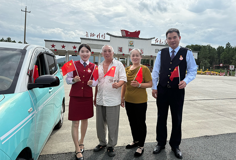 圖為國慶節(jié)當(dāng)天，樹湘班組成員與司乘合影慶國慶.jpg