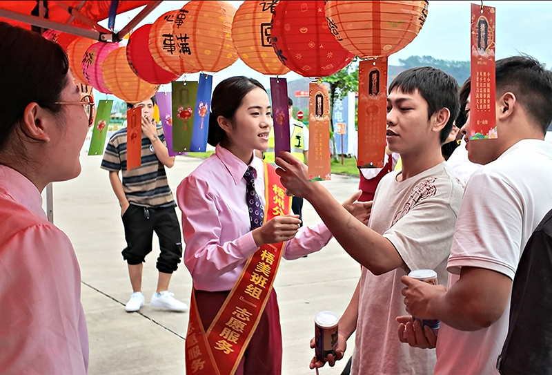 活動(dòng)現(xiàn)場開展猜燈謎等活動(dòng).jpg 活動(dòng)現(xiàn)場開展猜燈謎等活動(dòng).jpg