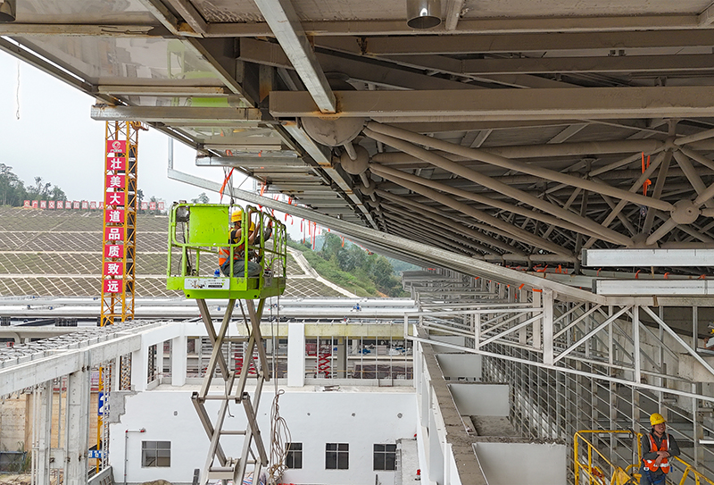 工人在憑祥東站進(jìn)行外墻骨架施工.jpg 工人在憑祥東站進(jìn)行外墻骨架施工.jpg