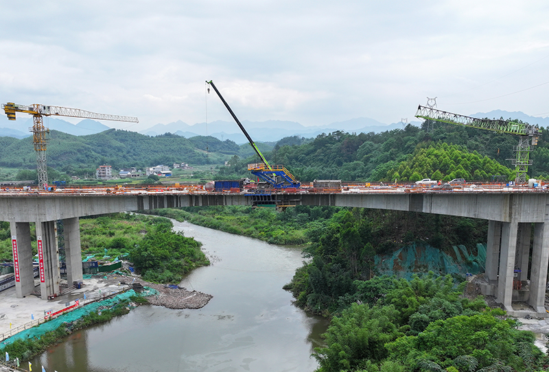 荔浦連線高速公路項(xiàng)目荔浦河大橋主橋合龍現(xiàn)場.jpg 荔浦連線高速公路項(xiàng)目荔浦河大橋主橋合龍現(xiàn)場.jpg