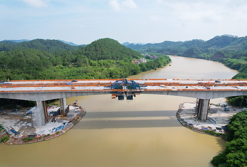 蒼梧至容縣高速公路項(xiàng)目黃華河大橋主橋順利合龍.jpg 蒼梧至容縣高速公路項(xiàng)目黃華河大橋主橋順利合龍.jpg
