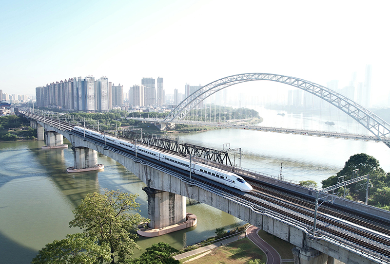 2022年首趟試運(yùn)行列車駛過永和大橋旁的南崇鐵路線。（馮衛(wèi)峰 攝）.jpg