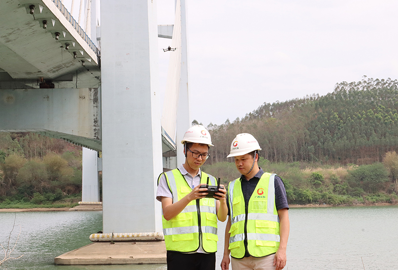 在大沖邕江特大橋?qū)嵤V西首例“AI+無(wú)人機(jī)”智能巡檢.jpg