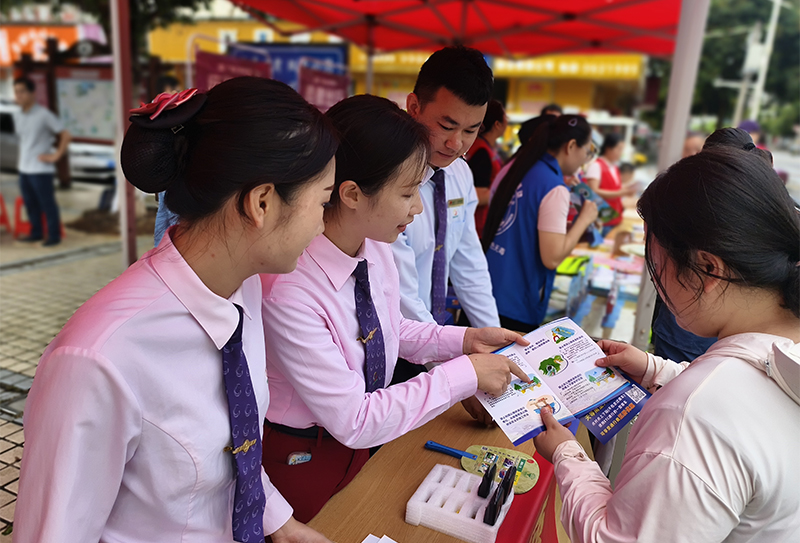 參加“安全生產(chǎn)月”宣傳咨詢?nèi)栈顒?dòng) (2).jpg 參加“安全生產(chǎn)月”宣傳咨詢?nèi)栈顒?dòng) (2).jpg