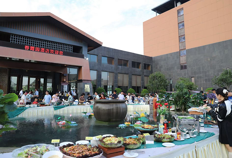 酒店公司-春霞園酒店以其獨(dú)特的魅力，為賓客們帶來(lái)了一場(chǎng)難忘的美食之旅.jpg