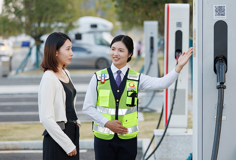 圖片1：指導(dǎo)司乘人員使用充電樁.jpg