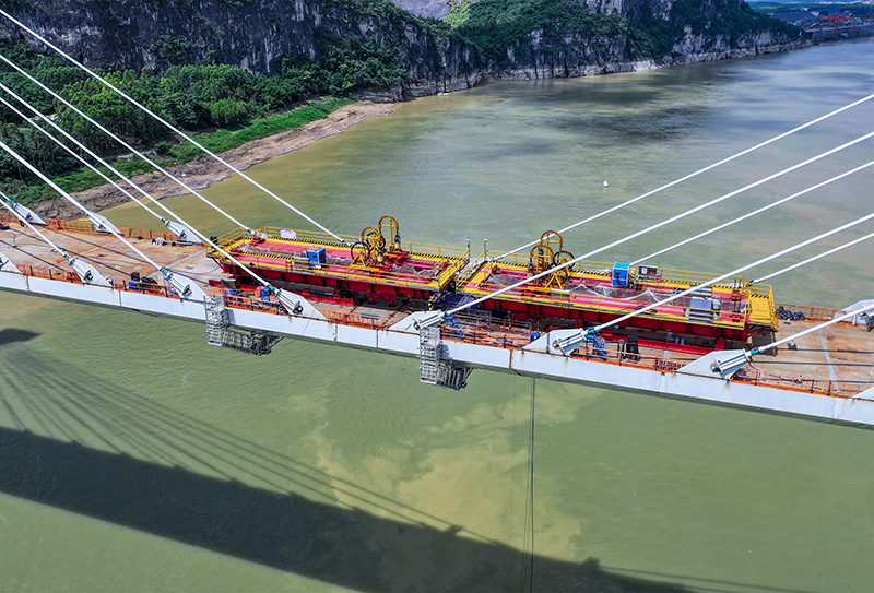 柳梧鐵路盤龍柳江特大橋?qū)崿F(xiàn)高精度合龍(黎文剛攝).jpg 柳梧鐵路盤龍柳江特大橋?qū)崿F(xiàn)高精度合龍(黎文剛攝).jpg