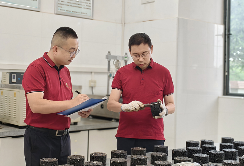 劉宇(右一)在實(shí)驗(yàn)室開展新材料研究.jpg 劉宇(右一)在實(shí)驗(yàn)室開展新材料研究.jpg