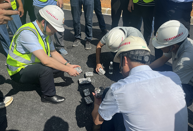 劉宇(左一)在項(xiàng)目現(xiàn)場(chǎng)開展瀝青材料比選.jpg 劉宇(左一)在項(xiàng)目現(xiàn)場(chǎng)開展瀝青材料比選.jpg