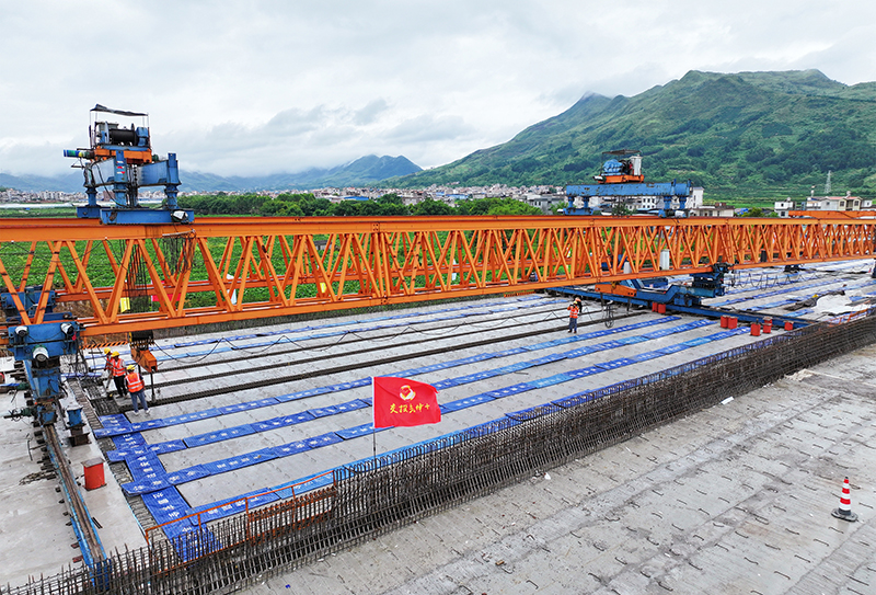 荔浦連線高速公路項(xiàng)目主線最后一片T梁架設(shè)完成.jpg 荔浦連線高速公路項(xiàng)目主線最后一片T梁架設(shè)完成.jpg