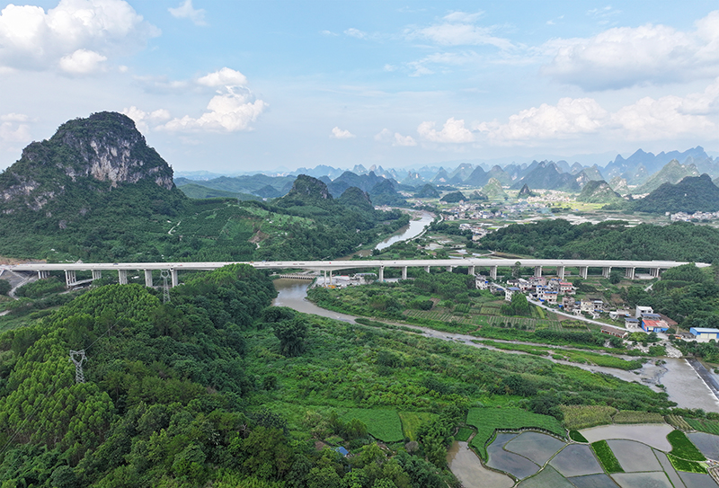 荔浦連線高速公路項(xiàng)目荔浦河大橋全幅貫通.jpg 荔浦連線高速公路項(xiàng)目荔浦河大橋全幅貫通.jpg