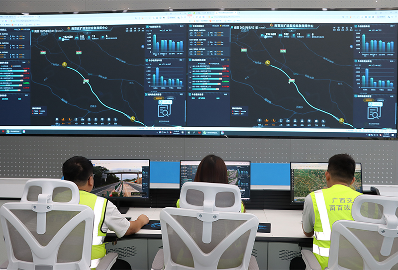 南百改擴(kuò)建監(jiān)控應(yīng)急指揮中心工作人員緊盯屏幕，在 “樺加沙” 臺(tái)風(fēng)來臨前，密切監(jiān)控道路現(xiàn)場狀況.jpg