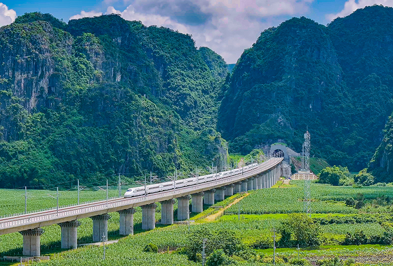 綜合檢測(cè)車在南憑高鐵崇憑段飛馳.jpg 綜合檢測(cè)車在南憑高鐵崇憑段飛馳.jpg