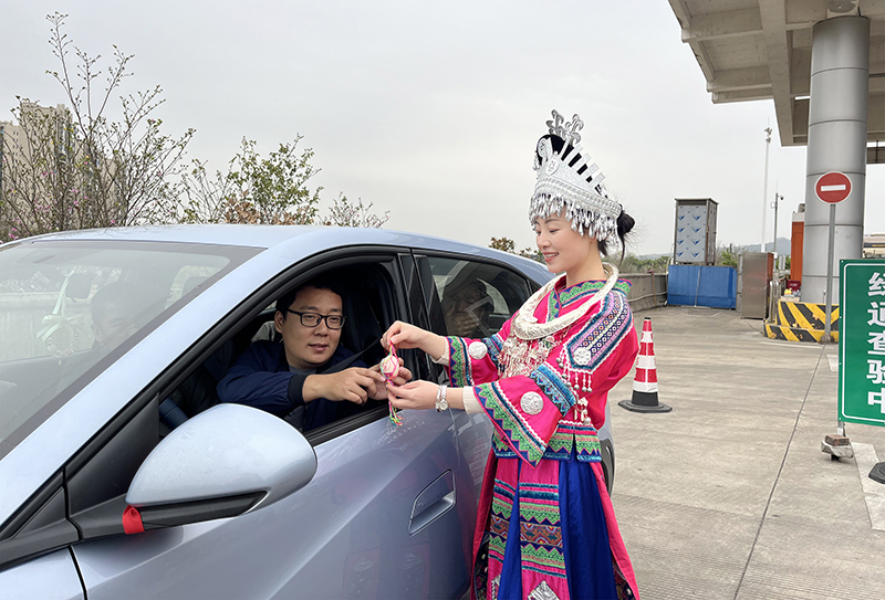 圖為志愿者送司乘人員雞蛋.jpg 圖為志愿者送司乘人員雞蛋.jpg