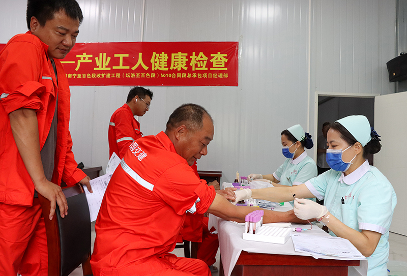 營(yíng)地內(nèi)為工人體檢.jpg