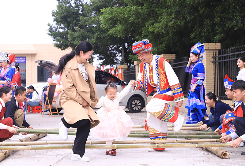 圖為志愿者與司乘一同跳竹竿舞.jpg 圖為志愿者與司乘一同跳竹竿舞.jpg