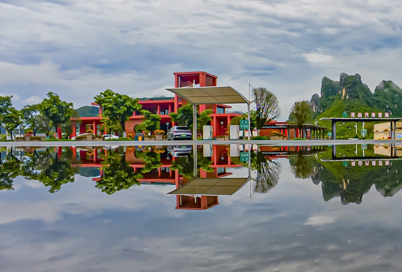 崇左公司花山服務區(qū)雨后倒影.jpg 崇左公司花山服務區(qū)雨后倒影.jpg